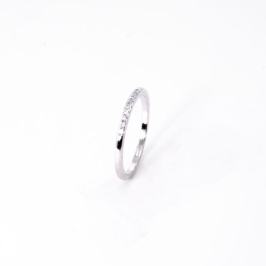 ANEL APARADOR COM 9 ZIRCÔNIAS CRAVADAS