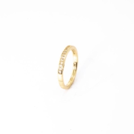 ANEL APARADOR CRAVEJADO COM ZIRCÓNIAS  E COM DETALHE NO ARO