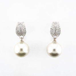 BRINCO FOLHA 2 CRAVEJADA COM PENDALO DE PEROLA