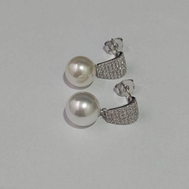 BRINCO PÉROLA CONCHA CRAVEJADA