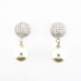 BRINCO REDONDO CRAVEJADO COM PÊNDOLO DE PÉROLA