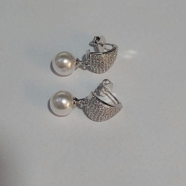 BRINCO TODO CRAVEJADO COM PÊNDOLO DE PÉROLA