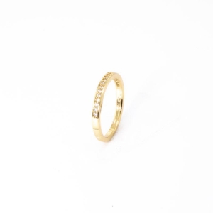 ANEL APARADOR CRAVEJADO COM ZIRCÓNIAS  E COM DETALHE NO ARO