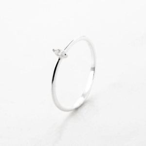 ANEL COM UM NAVETE PRATA 925