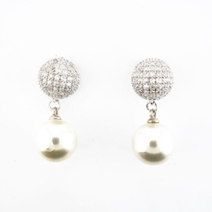 BRINCO REDONDO CRAVEJADO COM PÊNDOLO DE PÉROLA