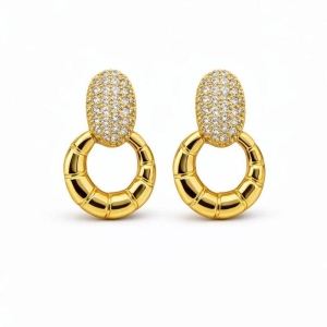 BRINCO OVAL CRAVEJADO ARO LISO DETALHADO SEMI OURO