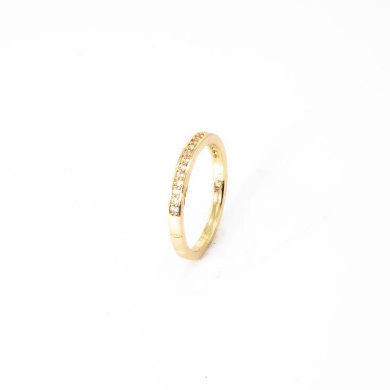 ANEL APARADOR CRAVEJADO COM ZIRCÓNIAS  E COM DETALHE NO ARO