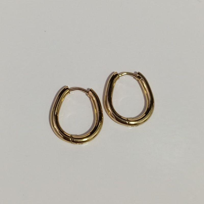 BRINCO ARGOLA OVAL P LISA BANHADO NO OURO AMARELO