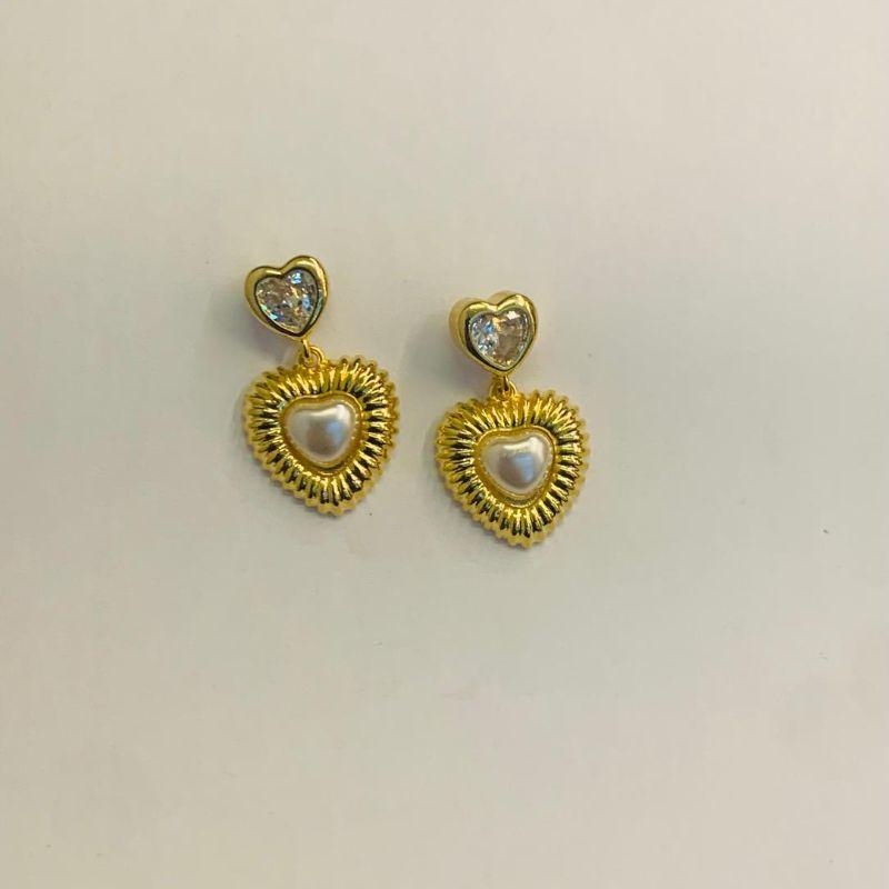 BRINCO CORAÇÃO COM PÉROLA E PONTO DE LUZ
