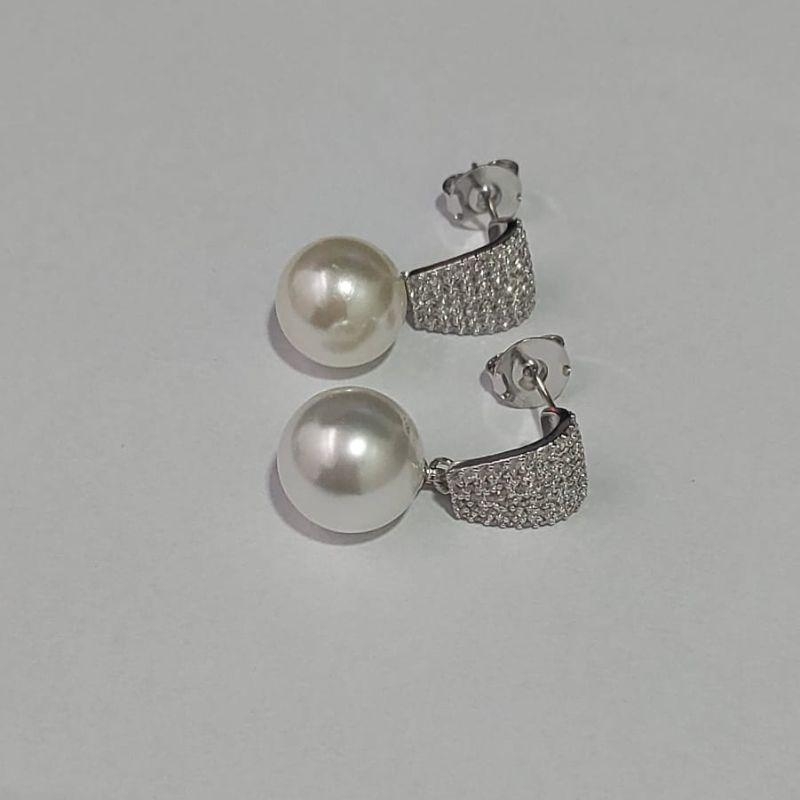 BRINCO PÉROLA CONCHA CRAVEJADA