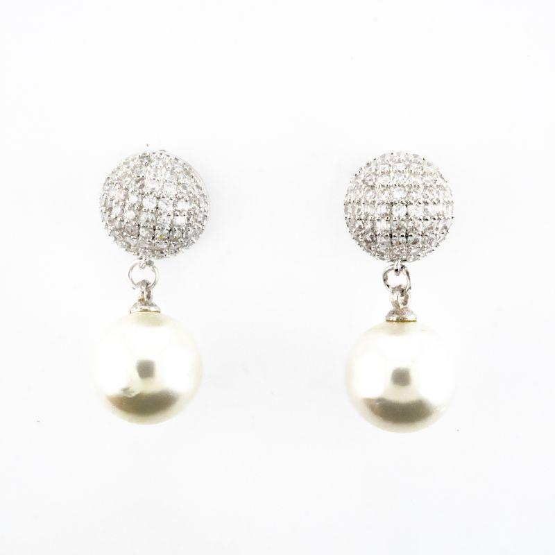 BRINCO REDONDO CRAVEJADO COM PÊNDOLO DE PÉROLA