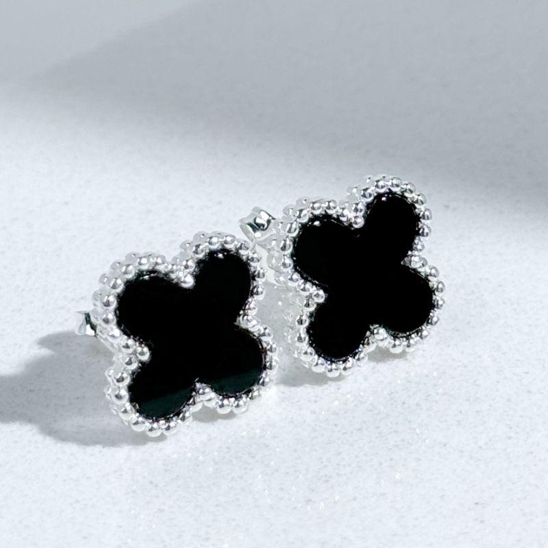 BRINCO TREVO ONIX G BANHADO NO OURO BRANCO