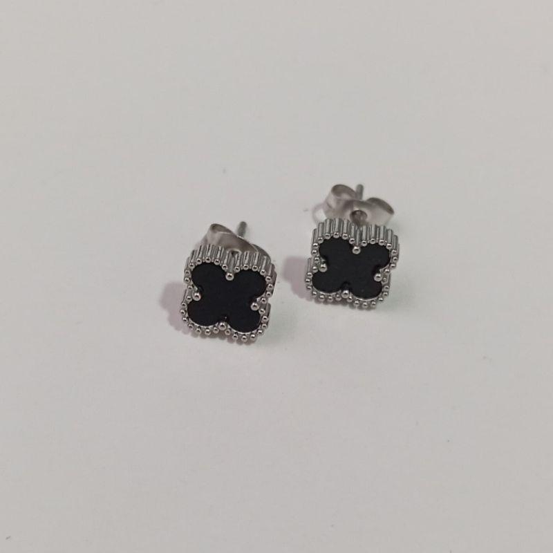 BRINCO TREVO ONIX P BANHADO NO OURO BRANCO