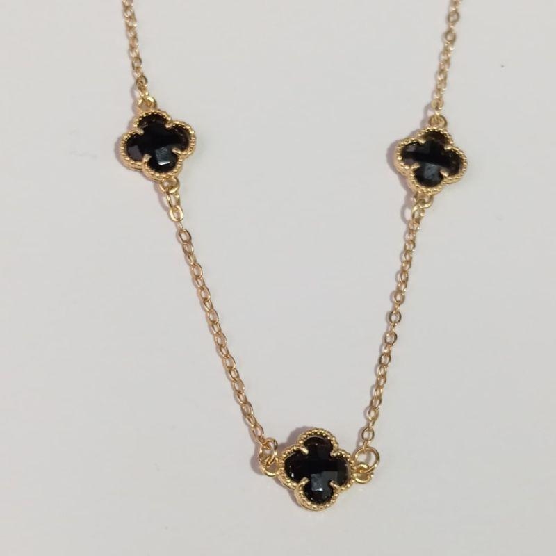 COLAR 3 TREVOS ONIX P 40CM BANHADO NO OURO AMARELO