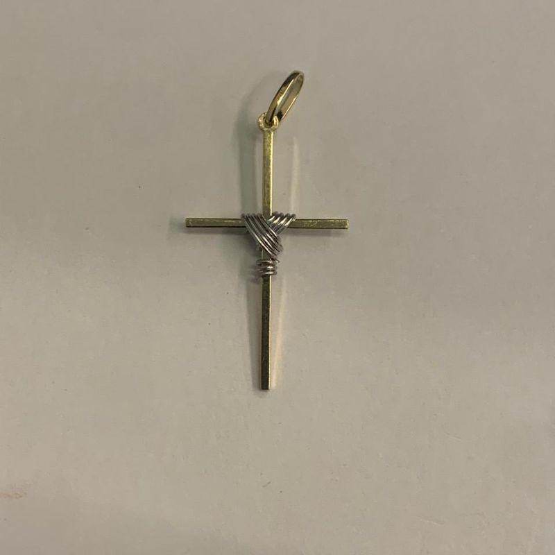 PINGENTE CRUZ COM DETALHE OURO BRANCO OURO 18K