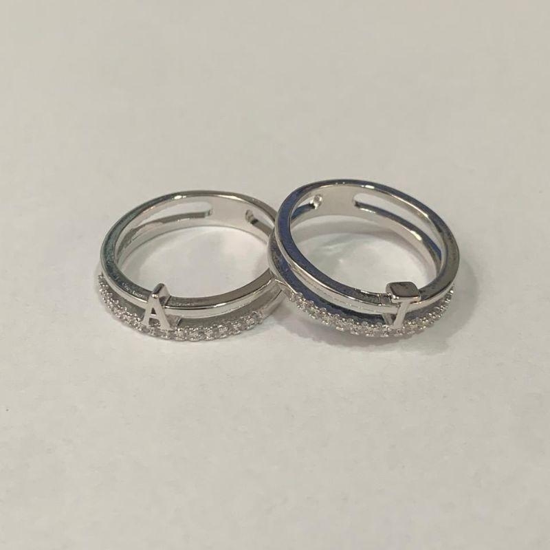 ANEL PERSONALIZADO LETRA COM LINHA CRAVEJADA