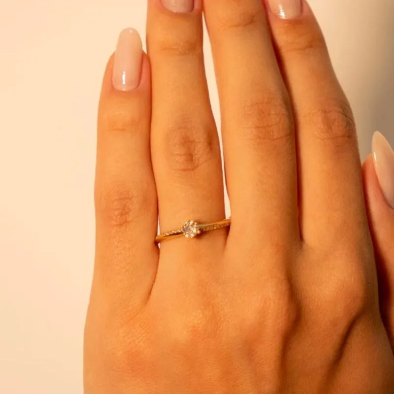 ANEL SOLITARIO COM 1 PEDRA MAIOR E  12 CADA LADO MOISSANITA