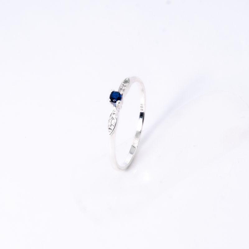 ANEL SOLITÁRIO COM PEDRA AZUL CRAVEJADO PRATA 925