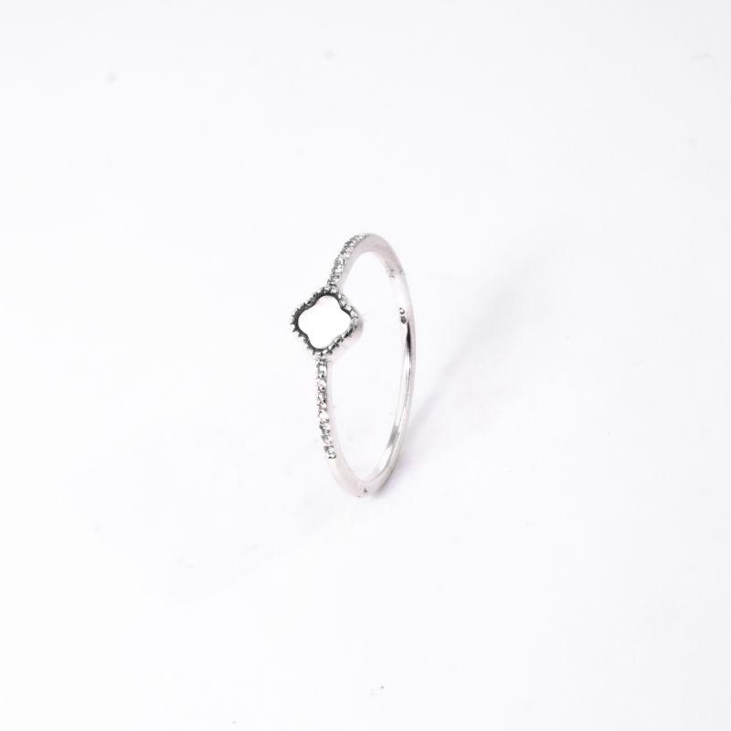 ANEL TREVO MADREPÉROLA CRAVEJADO COM ZIRCONIAS