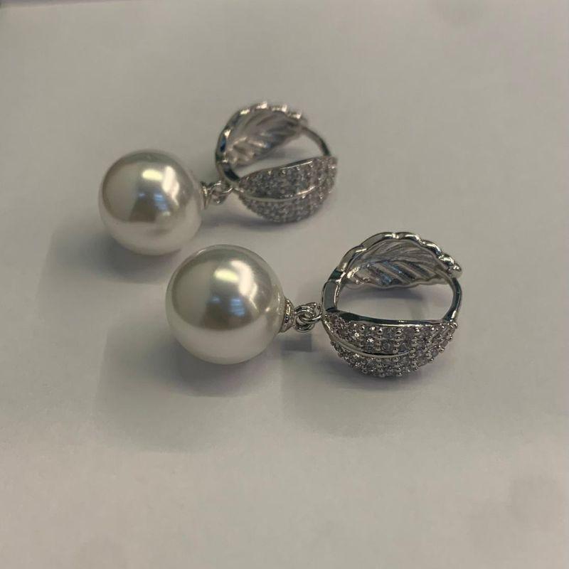 BRINCO ARGOLA DUAS FOLHAS COM UMA CRAVEJADA E A OUTRA LISA