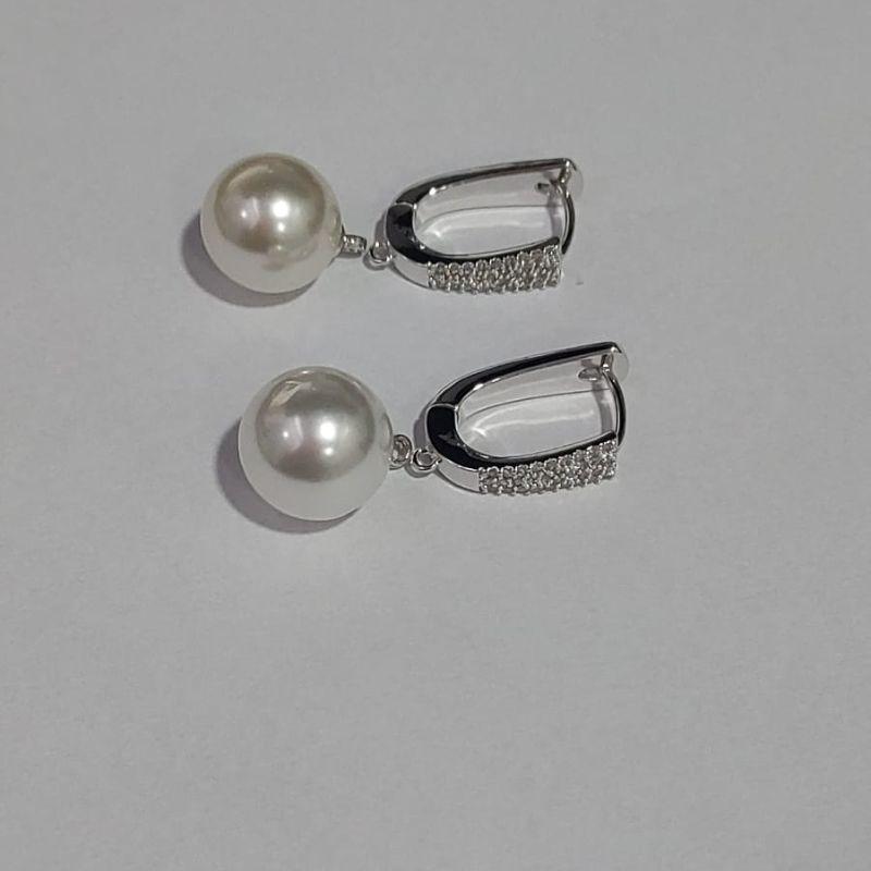 BRINCO ARGOLA OVAL CRAVEJADA COM PÊNDOLO DE PÉROLA