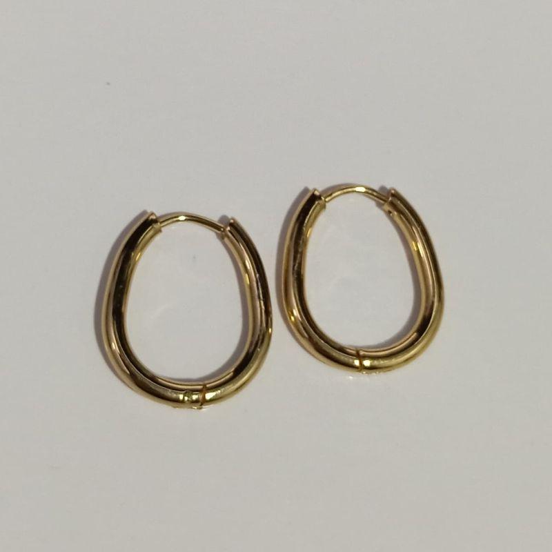 BRINCO ARGOLA OVAL M LISA BANHADO NO OURO AMARELO