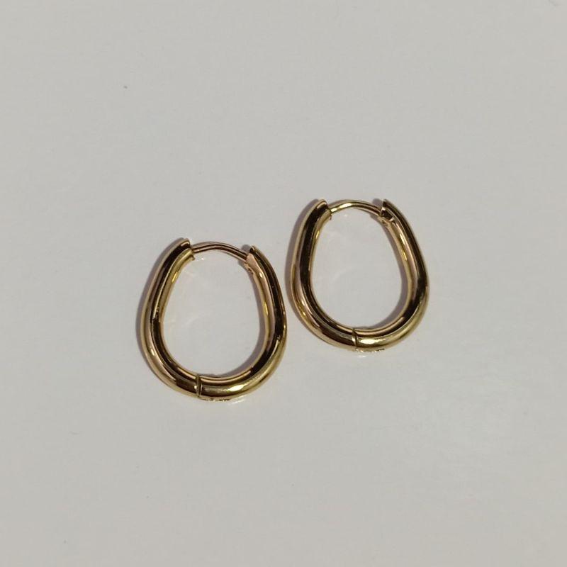 BRINCO ARGOLA OVAL P LISA BANHADO NO OURO AMARELO