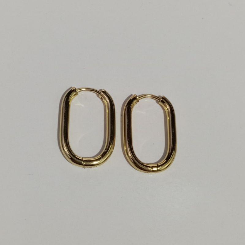 BRINCO ARGOLA QUADRADA CLASSICA M LISA BANHADO NO OURO AMARELO