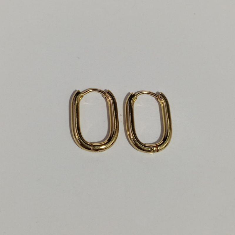 BRINCO ARGOLA QUADRADA CLASSICA P LISA BANHADO NO OURO AMARELO