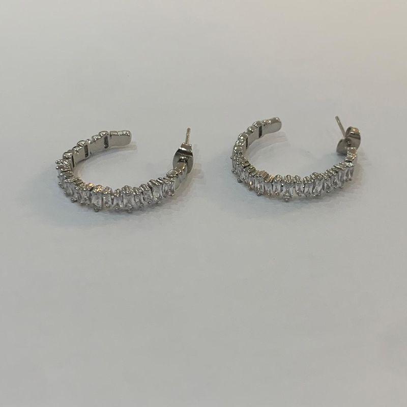 BRINCO FESTA ARGOLA CRAVEJADA COM ZIRCONIAS