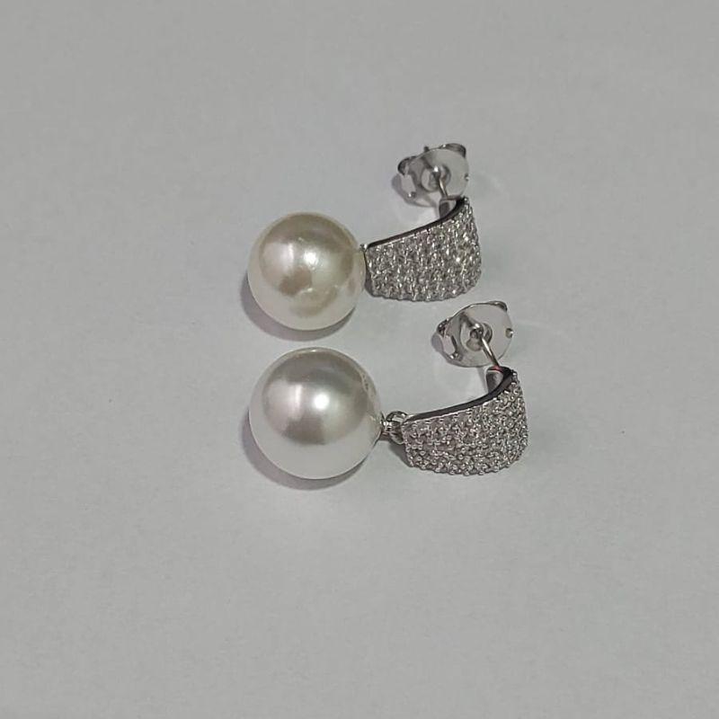 BRINCO PÉROLA CONCHA CRAVEJADA