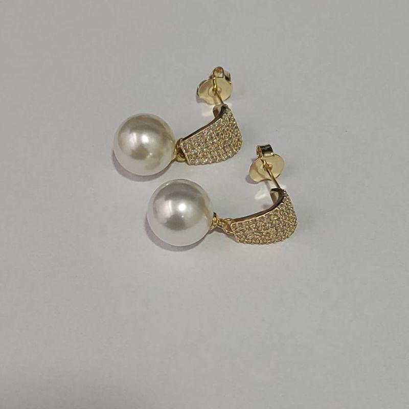 BRINCO PÉROLA CONCHA CRAVEJADA