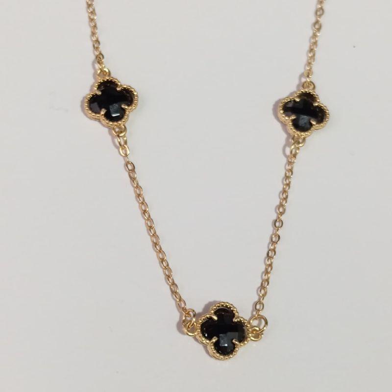 COLAR 3 TREVOS ONIX P 40CM BANHADO NO OURO AMARELO