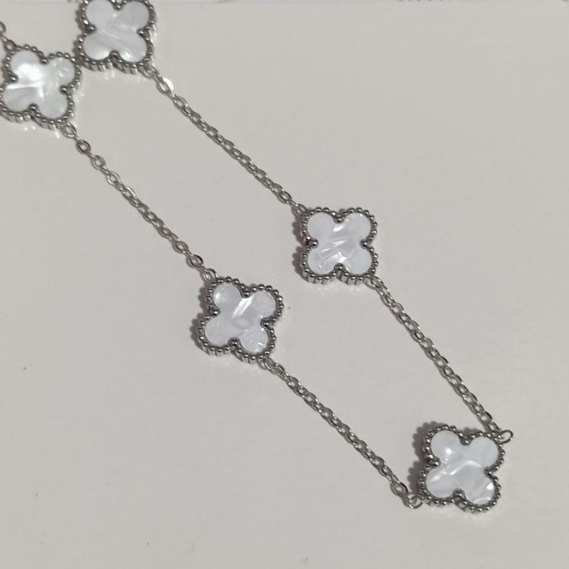 COLAR 5 TREVOS MADRE PÉROLA 45 CM MAIS 5CM DE EXTENSOR BANHADO NO OURO BRANCO