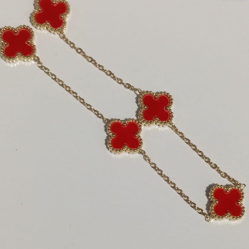 COLAR 5 TREVOS VERMELHOS 40CM MAIS 5CM DE EXTENSOR BANHADO NO OURO AMARELO