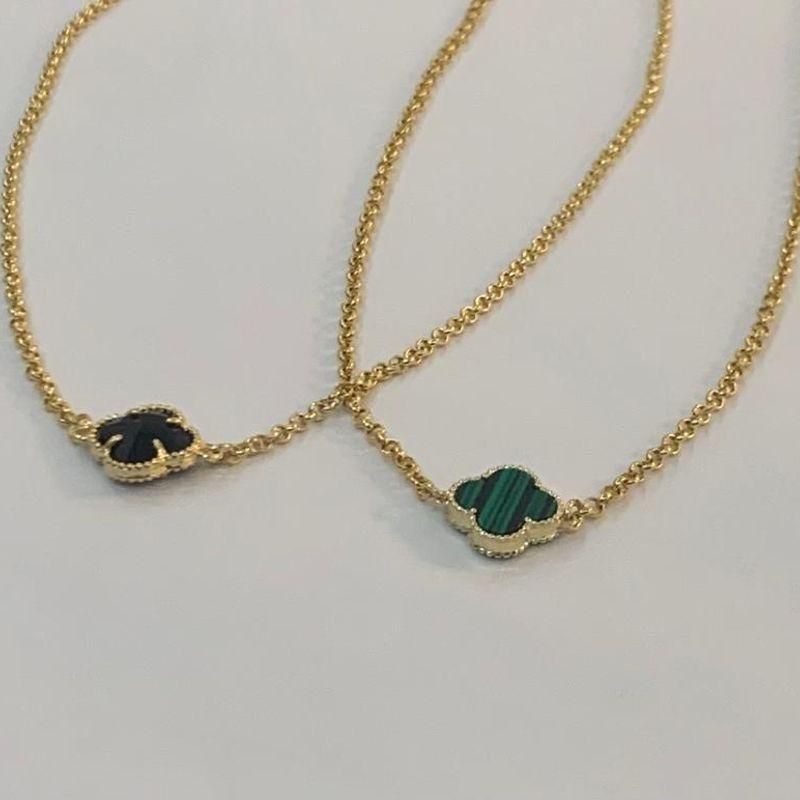 COLAR TREVO ONIX COM PORTUGUESA 40CM BANHADO NO OURO AMARELO