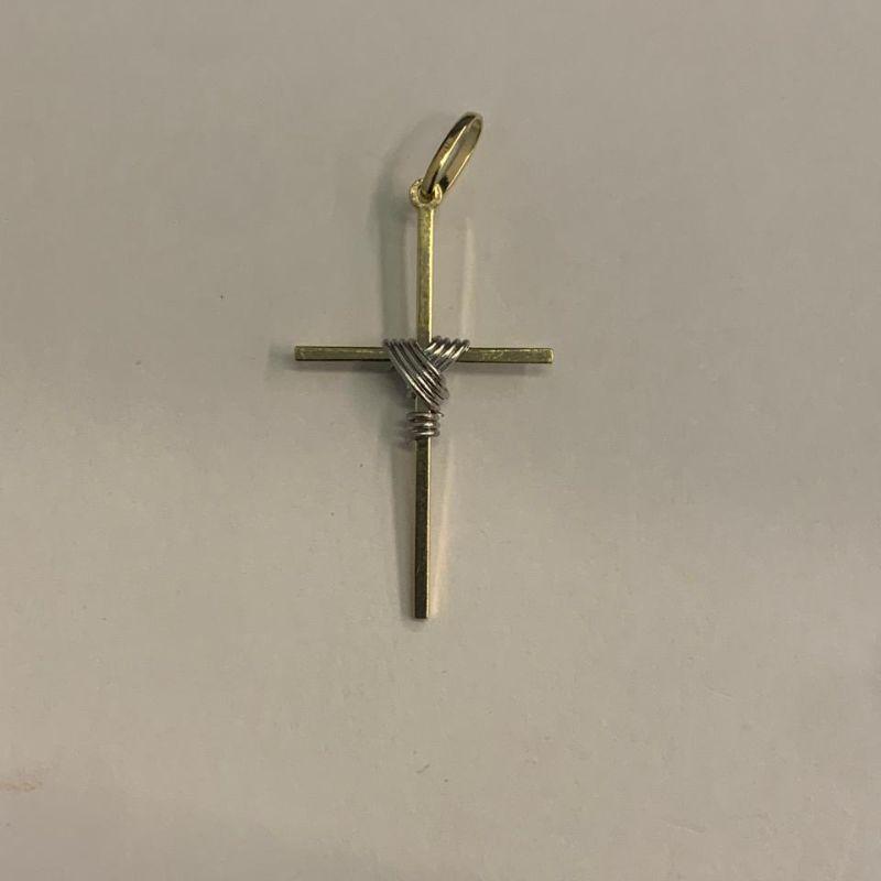 PINGENTE CRUZ COM DETALHE OURO BRANCO OURO 18K
