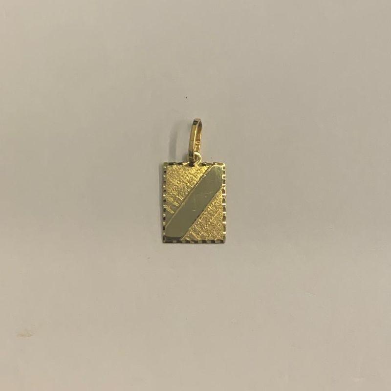 PINGENTE PLACA DETALHADA OURO 18K