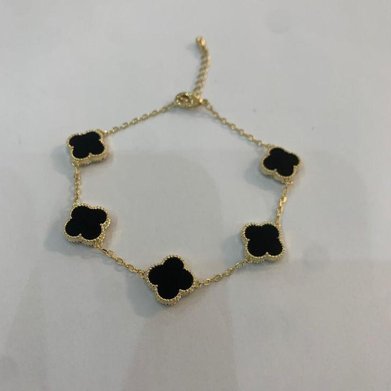 PULSEIRA 5 TREVOS ONIX 17CM MAIS 5CM DE EXTENSOR BANHADA NO OURO AMARELO