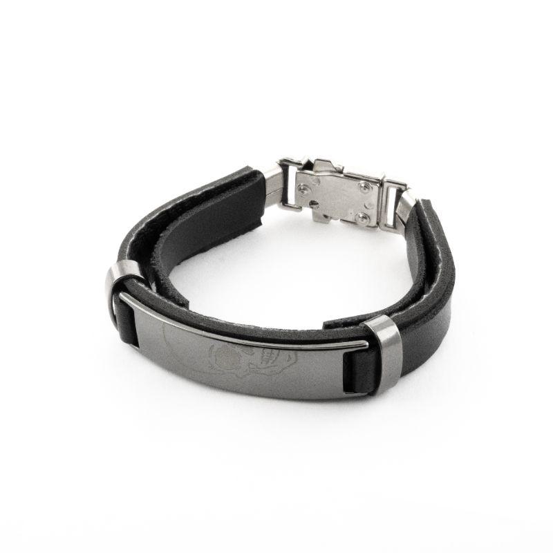 PULSEIRA DE COURO COM METADE DO ROSTO DE UMA CAVEIRA PRETA E BRANCA ACO INOX