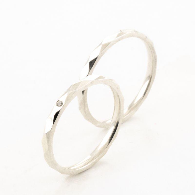 PAR DE ALIANÇAS 2MM DIAMANTADA LÍRIO FEMININA COM UMA ZIRCÔNIA CENTRAL  PRATA 950  (PEDIDOS E PERSONALIZAÇÃO PELO WHATSAPP)