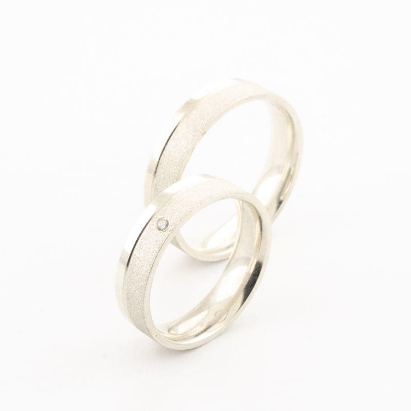 PAR DE ALIANÇAS  RETA E DIAMANTADA E FOSCA COM UMA ZIRCÔNIA 5MM PRATA 950  (PEDIDOS E PERSONALIZAÇÃO PELO WHATSAPP)
