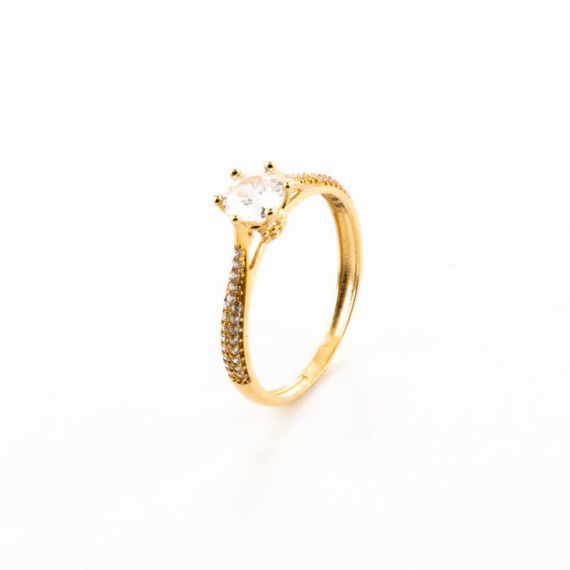ANEL SOLITARIO COM DETALHE ZIRCONIAS NAS LATERAIS 6 GARRAS OURO 18K