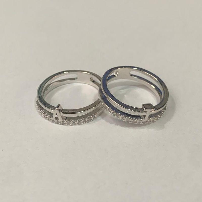 ANEL PERSONALIZADO LETRA COM LINHA CRAVEJADA