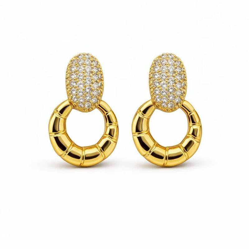 BRINCO OVAL CRAVEJADO ARO LISO DETALHADO SEMI OURO